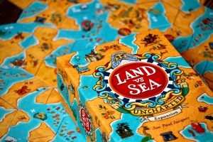 Land vs. Sea: Uncharted, componente