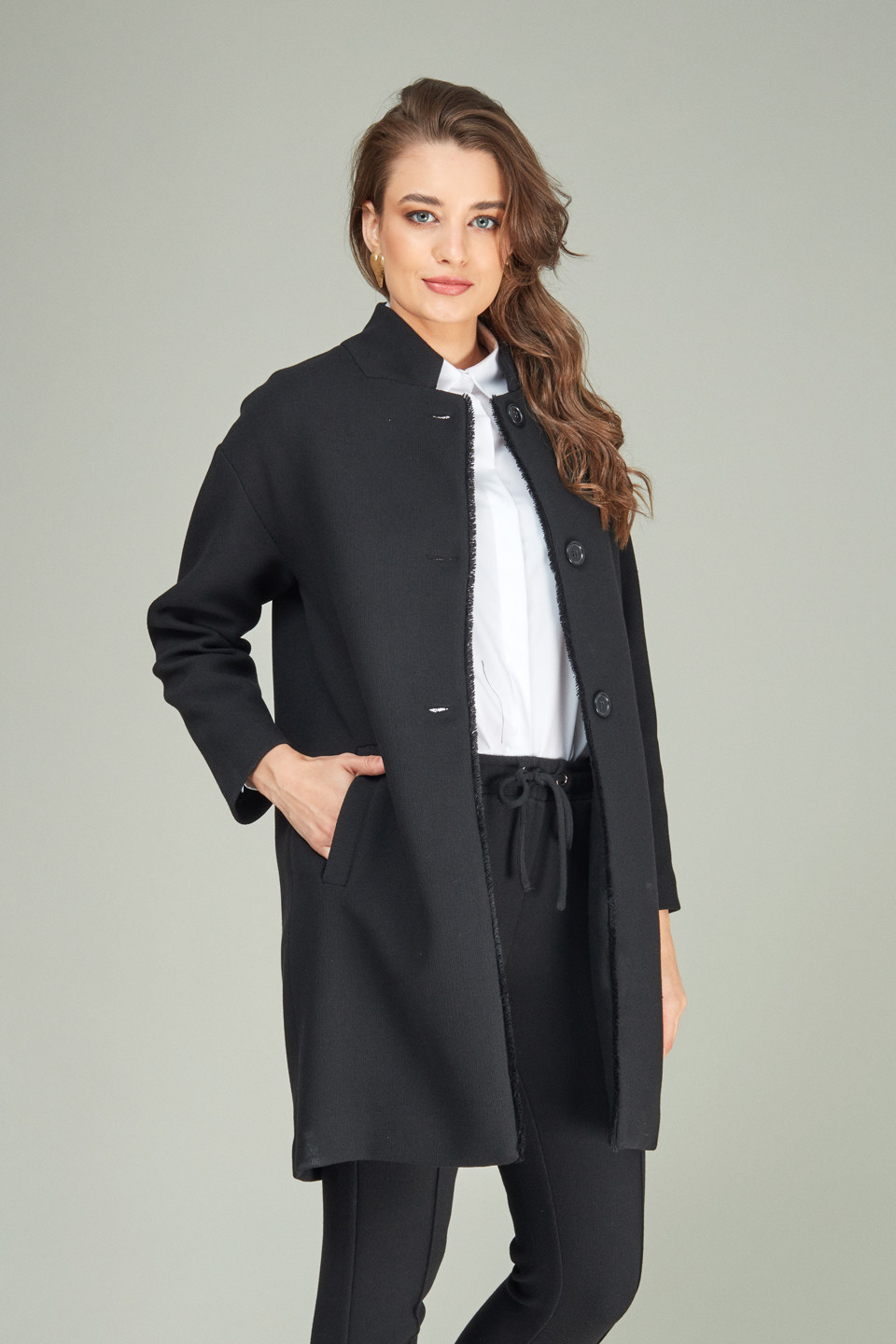 outfit casual pardesiu negru si camasa alba bumbac
