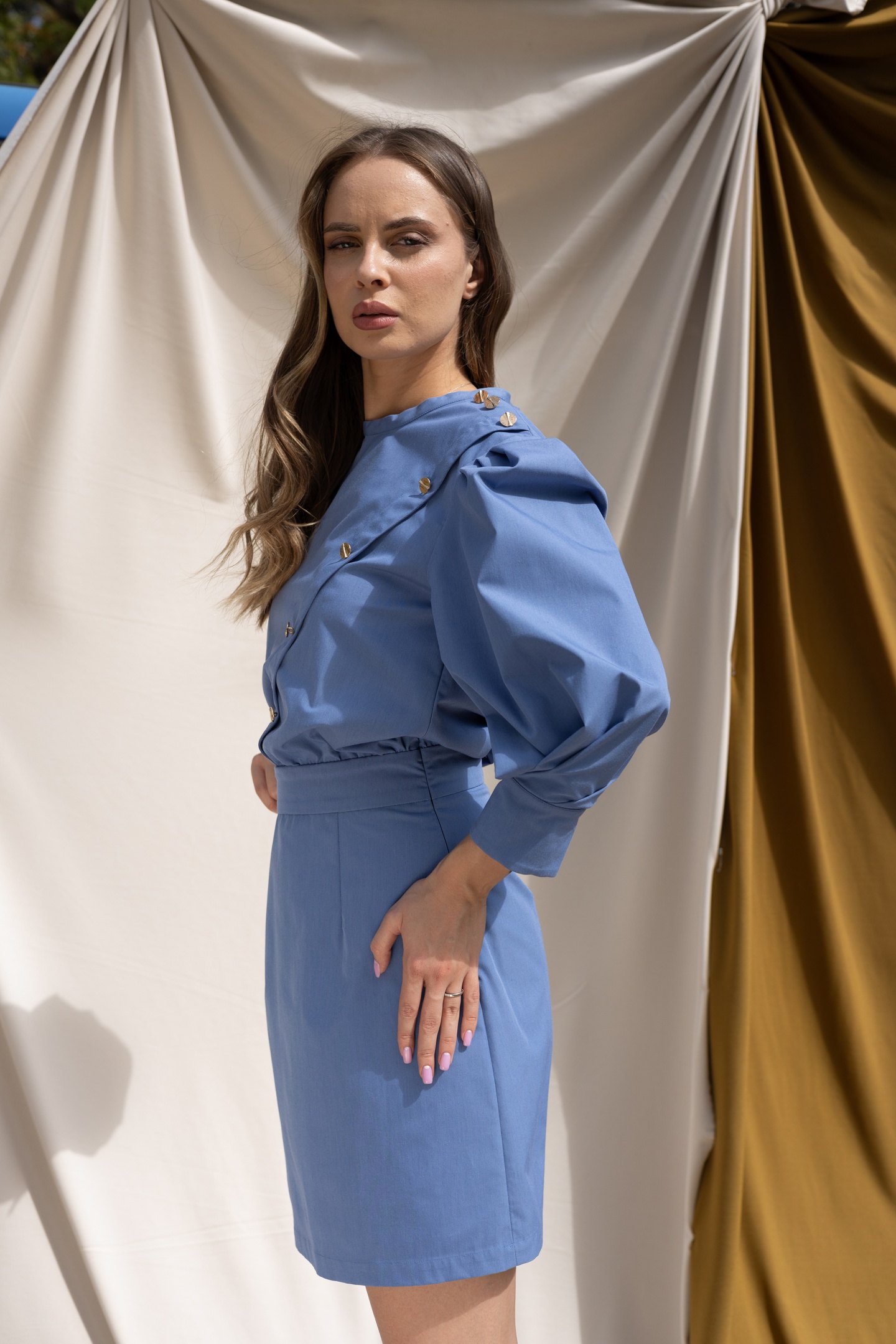 Rochie albastră cu nasturi aurii și design arhitectural
