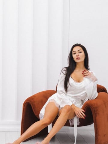 Set de pijama din satin cu maieu ,pantalon scurt si halat - Img 5