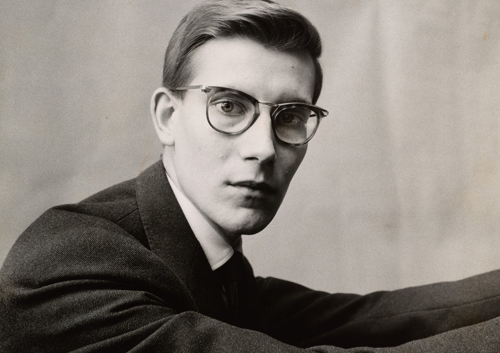 Story-of-yves-saint-laurent-blog-post-image-02-yves_st_laurent_paris_1957-irvingpenn.org