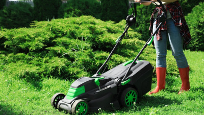 Modele de mașini de tuns gazonul de la Micul Fermier electrice cu fir și fără fir: avantaje și recomandări