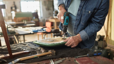 Reconditionarea mobilei vechi: sfaturi utile si materiale necesare in atelier
