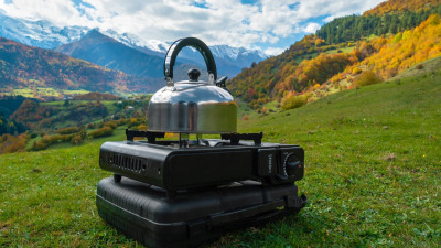 Gătitul în aer liber: plite pe gaz compacte și eficiente pentru camping sau pescuit