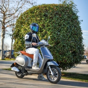 Scuter pe benzină Voltarom RS6, 125cc, 7.3 CP, Euro 5, 4 timpi, viteză max. 80 km/h – Gri