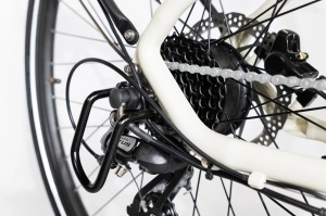 Bicicletă Electrică Voltarom C30 – Motor 250W, Autonomie până la 60 km, Baterie 36V 10Ah, Frâne Hidraulice, Roți 700C