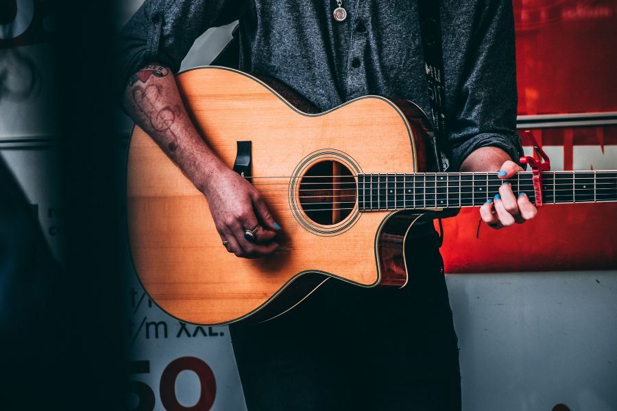 Chitară clasică sau chitară acustică, pe care o alegi?