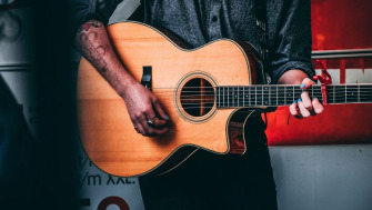 Chitară clasică sau chitară acustică, pe care o alegi?
