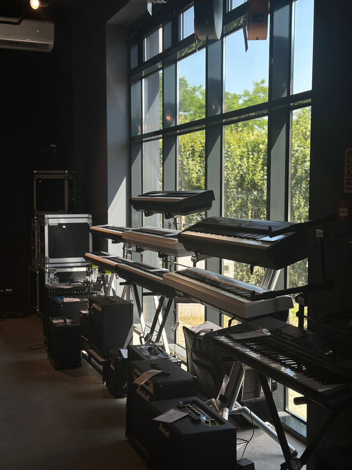 Clape & piane – showroom Soundstil Brașov