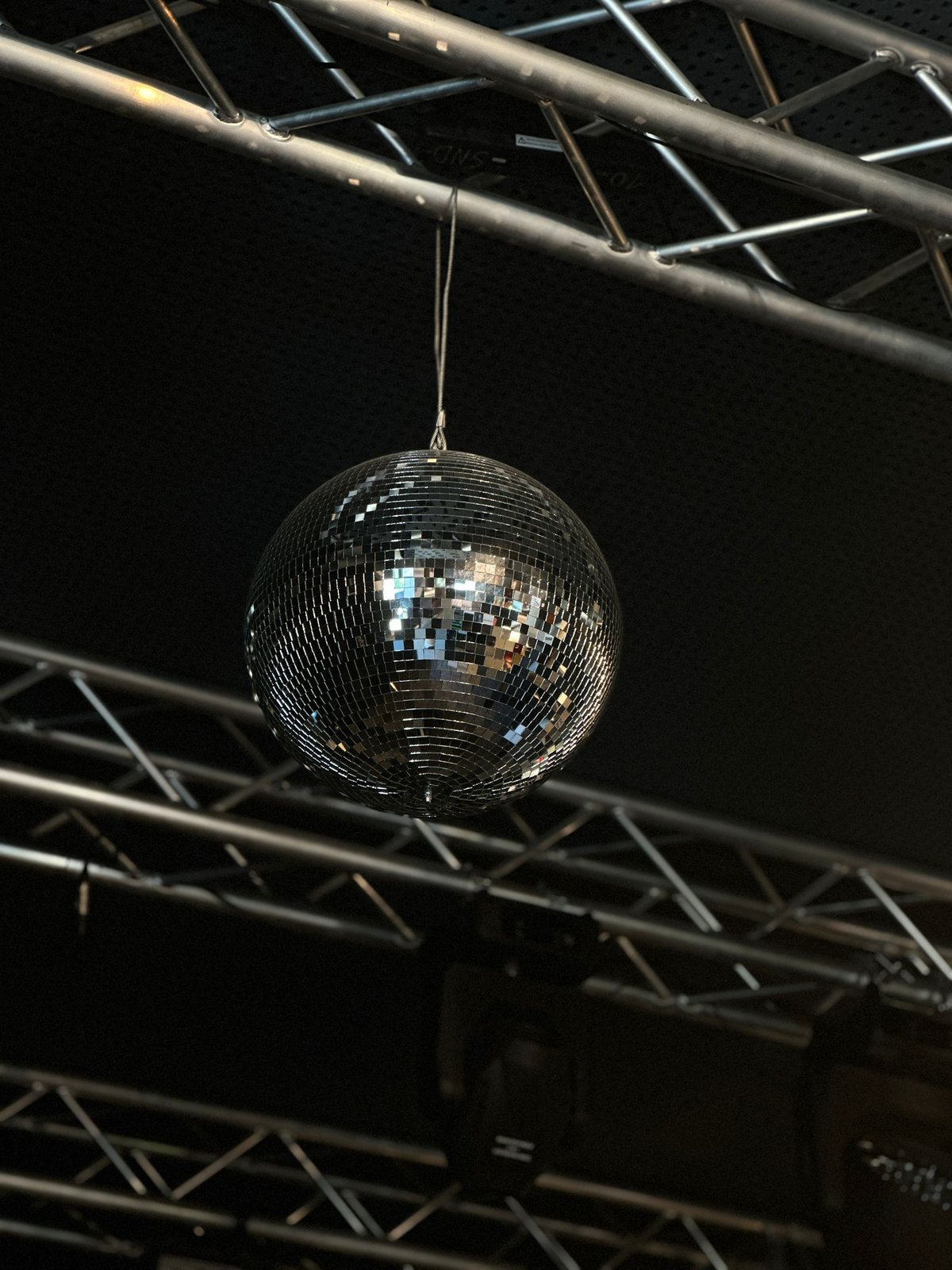Lumini & truss – showroom Soundstil Brașov