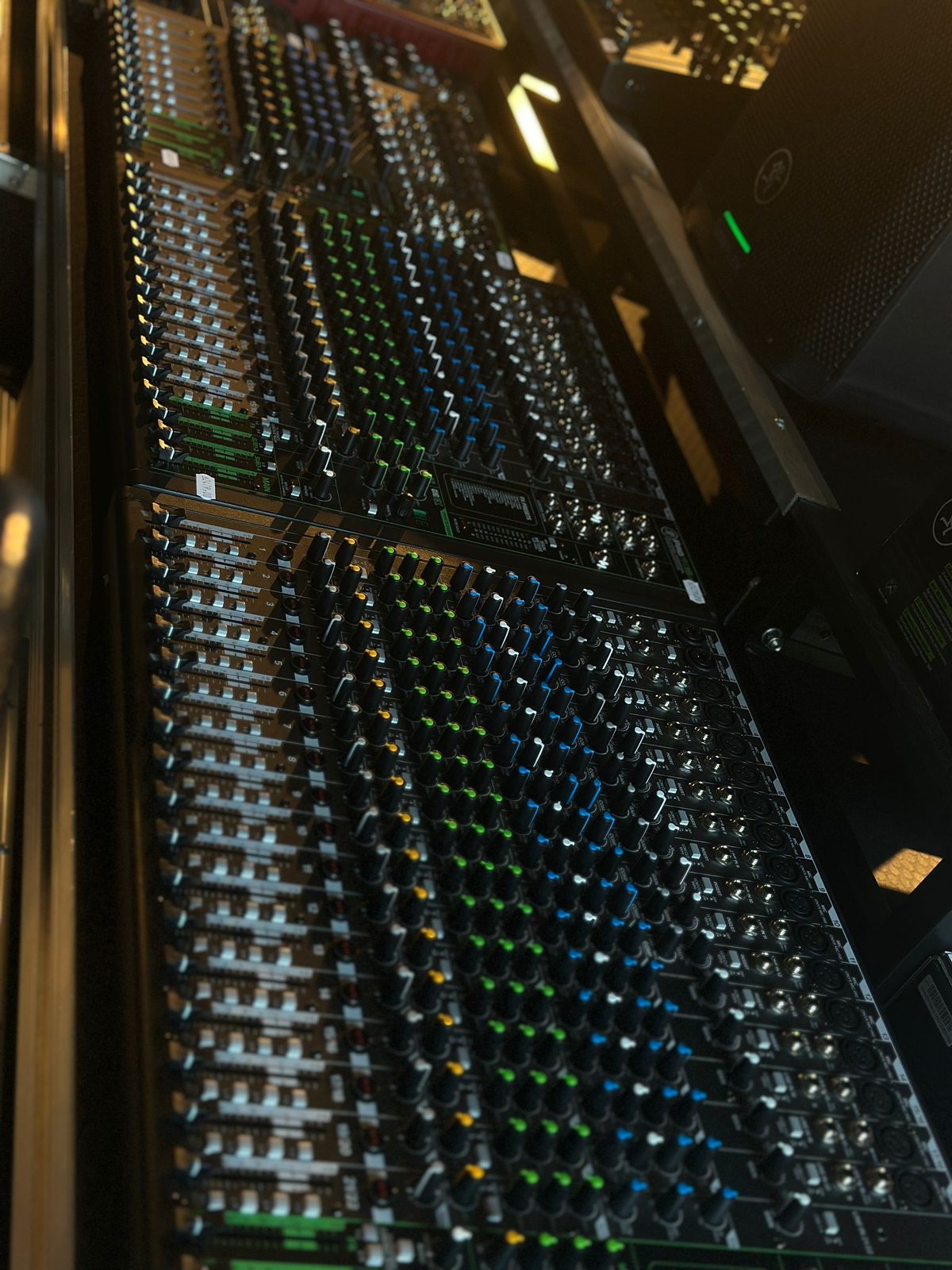 Mixere analogice – showroom Soundstil Brașov