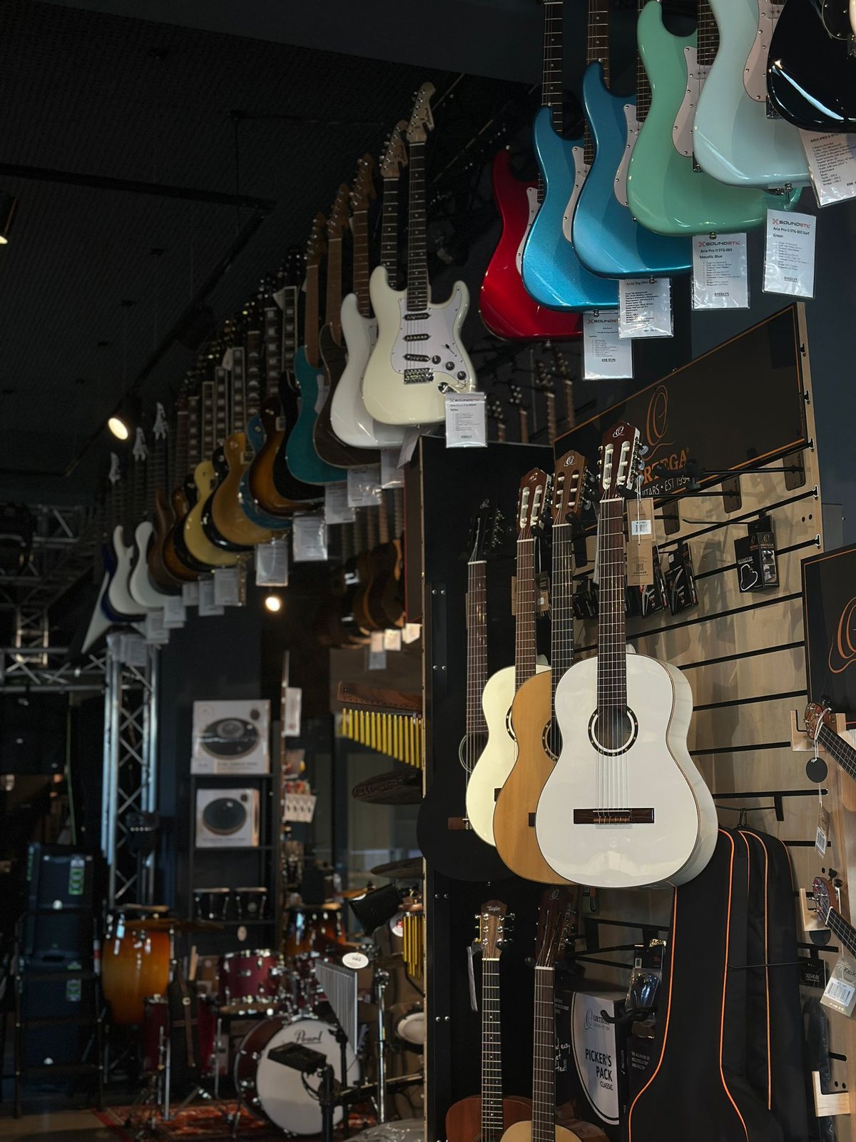 Zona de chitare – showroom Soundstil Brașov