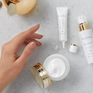 Cremă de zi împotriva petelor pigmentare SPF30 NovAge Brilliance Infinite Luminosity