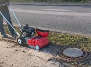 Utilaj pentru rupt buruiana dintre pavele Westermann WKB 430 Honda