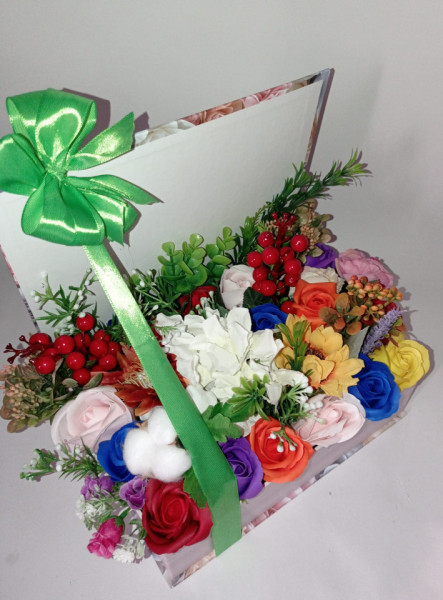 Aranjament floral, Cutie tip carte, cu flori de Sapun si flori artificiale, cod AR 21