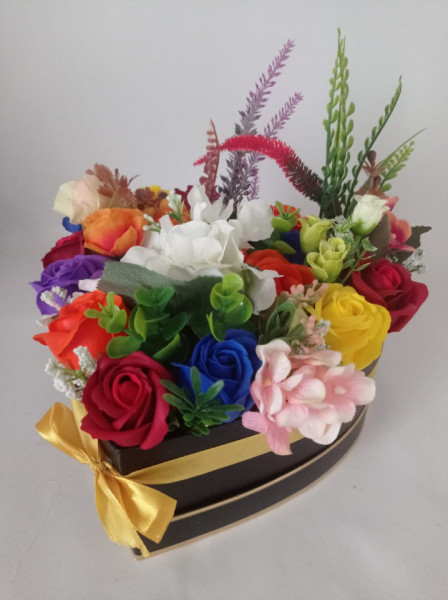Aranjament floral, Cutie Inima, cu trandafiri de sapun, cod AR 17