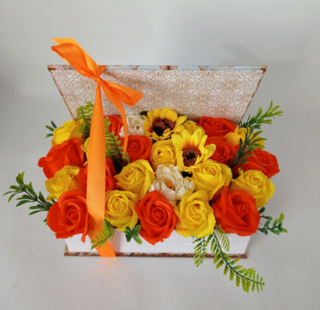 Aranjament floral, Cutie tip carte, cu flori de Sapun, cod AR 8