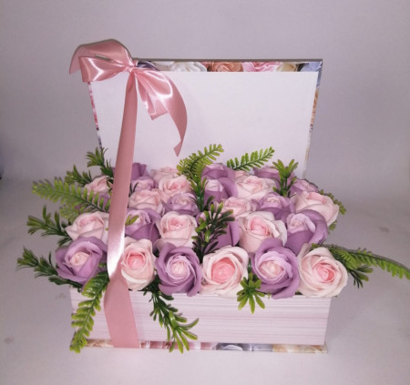 Aranjament floral, Cutie tip carte, cu Trandafiri de Sapun, cod AR 5