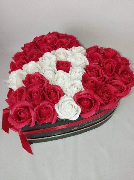 Aranjament floral personalizat cu litera, Cutie Inima neagra, cu trandafiri de sapun, cod AR 1