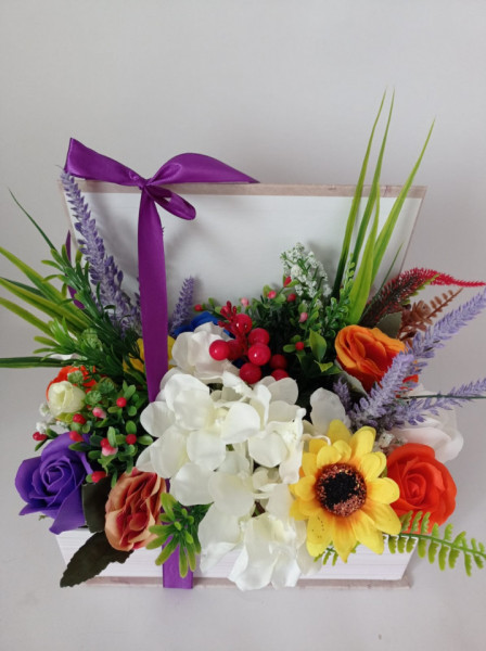 Aranjament floral, Cutie tip carte, cu flori de Sapun si flori artificiale, cod AR 15