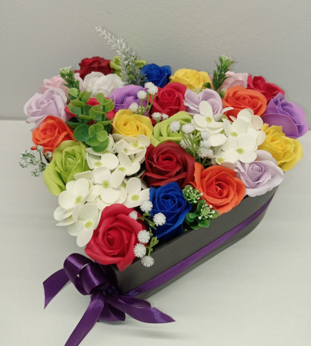 Aranjament floral, Cutie aurie tip inima, cu Trandafiri de Sapun, cod AR 31