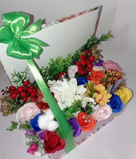 Aranjament floral, Cutie tip carte, cu flori de Sapun si flori artificiale, cod AR 25