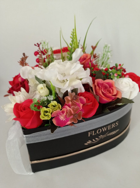 Aranjament floral, Cutie mare Inima, cu trandafiri de sapun, cod AR 16