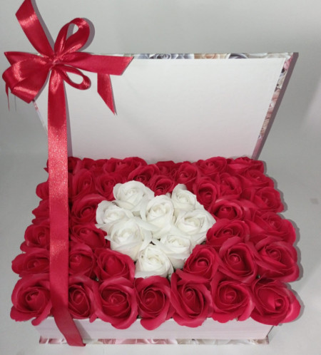 Aranjament floral, Cutie mare tip carte, cu 45 trandafiri de Sapun, cod AR 22