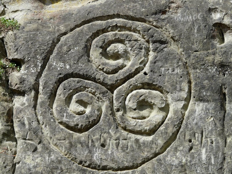 Descopera Simbolul Triskelion: Intelegerea Profunda a Semnificatiilor Sale In Cultura Celtica si in Spiritualitatea Moderna