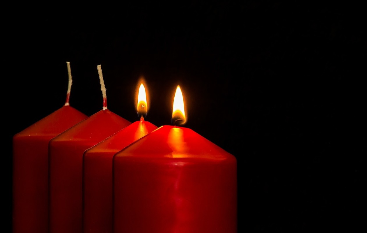 Lumanarile colorate: o alegere perfecta pentru decorul festiv de Valentine’s Day