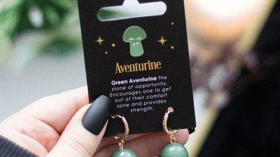 Cerceii charm – bijuterii care spun povestea ta, un simbol la fiecare ureche