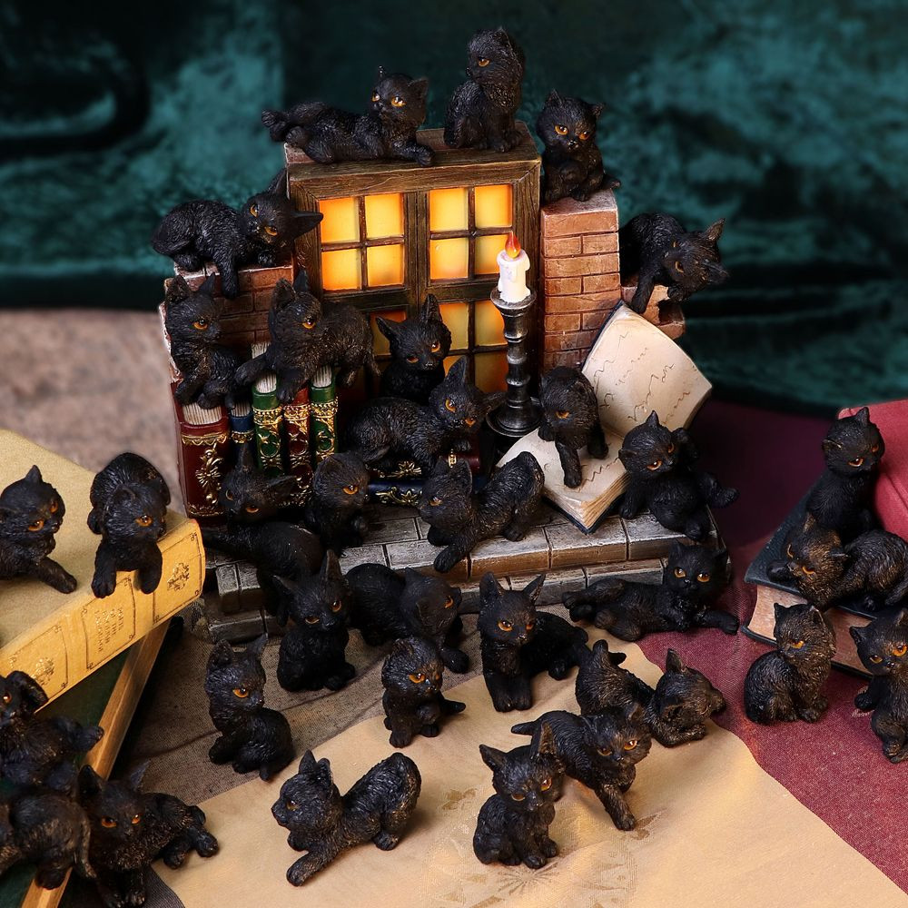 statuete cu pisicute negre