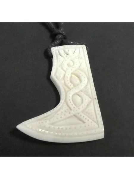 Pandantiv sculptat manual din os Topor de Lupta 4cm