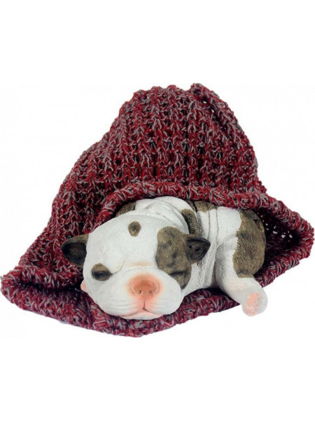 Statueta din rasina, in forma de catel bulldog, de culoare alba cu pete maro, ce doarme intr-o caciula de culoare visinie, din material textil, cu dimensiunea de 17,5 cm.