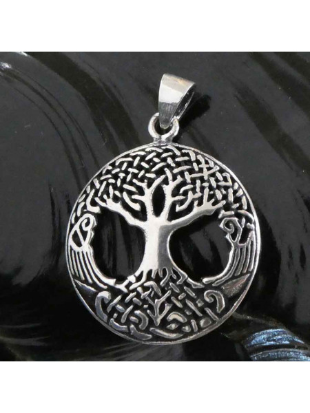 Pandantiv talisman din argint in forma de cerc si model cu Copacul Vietii realizat in stil celtic, de culoare argintie si dimensiunea de 3,5 cm.