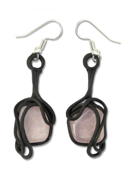 Cercei din rasina de culoare neagra cu piatra semipretioasa quartz roz in miloc si agatatoare metalica.