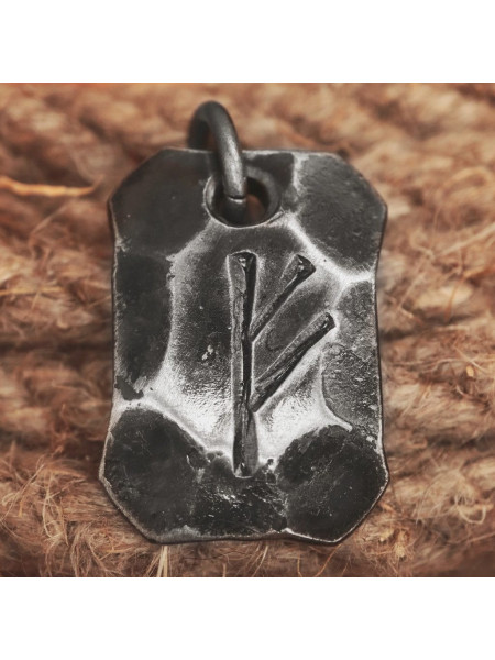 Pandantiv amuleta din fier forjat cu runa Fehu, talisman pentru prosperitate si noroc