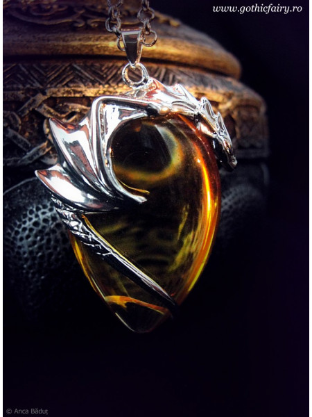 Pandantiv cu lantisor Protectorii cristalelor- Dragonul de ambra