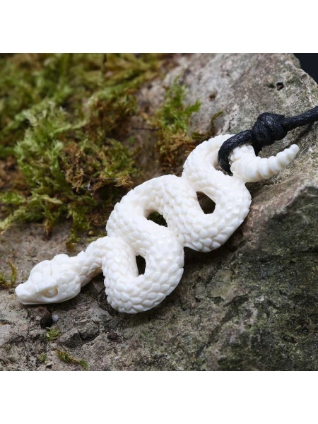 Pandantiv sculptat manual din os Sarpe - alb 6cm