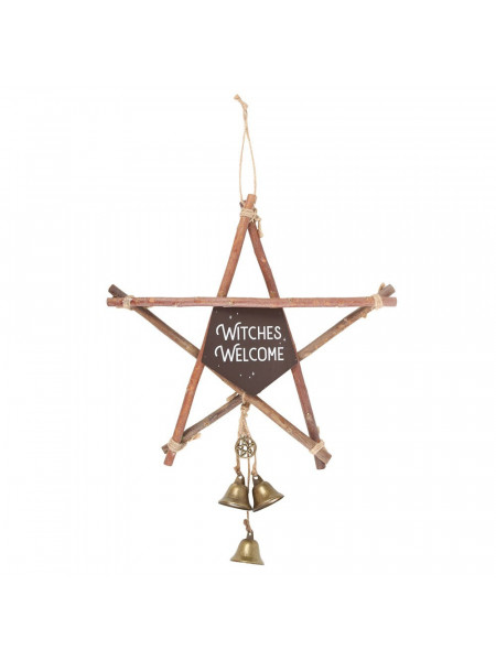 O decortiune in forma de pentagrama din lemn cu cuvintele „Witches Welcome” cu un set de 3 clopote din alama si o pentagrama din alama. Acest semn de bun venit poate fi folosit pentru a decora casa pentru Solstitiul de iarna, sarbatoarea antica pagana cun