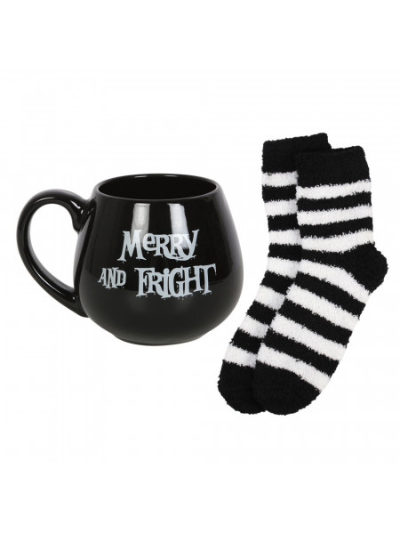 Relaxati-va in noptile infricosatoare de iarna cu acest set cadou de cana si sosete. Include o cana neagra cu text infricosator „Merry and Fright” si o pereche asortata de sosete pufosi cu dungi albe si negre.