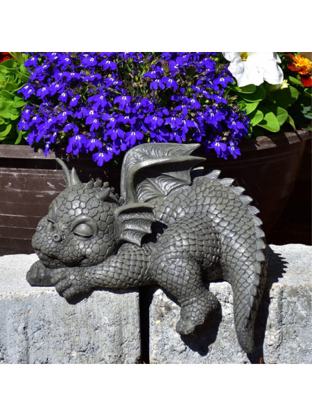Statueta pentru gradina Dragonel Dormind pe margine 22 cm