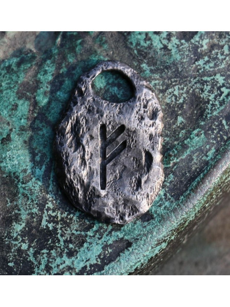 Pandantiv amuleta cu runa Fehu, talisman pentru prosperitate si noroc