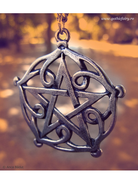 Pandantiv cu lantisor Celtic Sorcery - Pentagrama din Brisingamen, placat cu argint, 4.4 cm