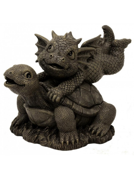 statueta dragonas jucandu-se cu o broscuta testoasa