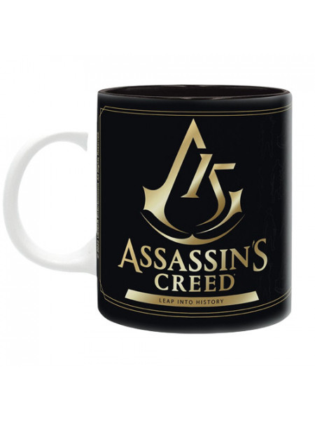 Cana ceramica licenta Assassin&#039;s Creed - 15th anniversary  Inspirat din seria jocurilor de succes, aceasta cana reprezinta un must-have pentru fanii seriei.