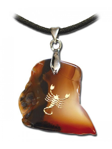 Pandantiv talisman din piatra semipretioasa Agata de culoare maro in mai multe nuante, cu simbolul ziodiei scorpion in centru, de culoare aurie.