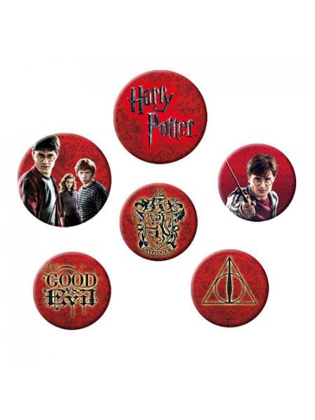 Set 6 insigne licenta Harry Potter  Gasiti-l pe Harry, Ron, Hermione si cele mai faimoase embleme ale sagai Harry Potter in acest set de insigne Harry Potter!  Dimensiune: 4 insigne de 2,5 cm diametru, 2 insigne de 3,2 cm diametru