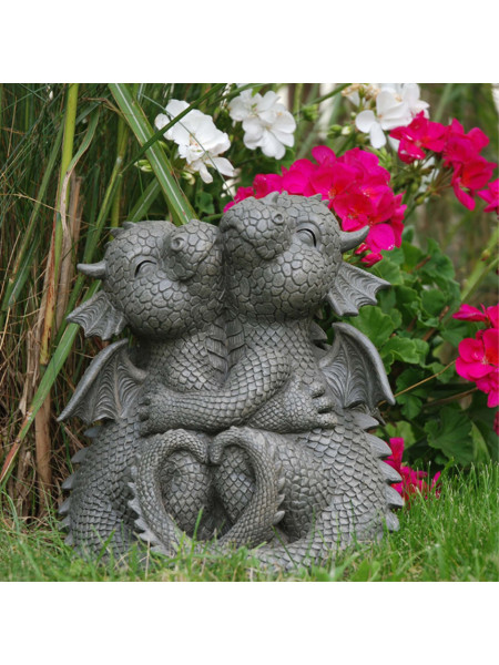 Statueta pentru gradina din rasina in forma de doi dragoni imbratisati, de culoare gri, cu dimensiuea de 23 cm.