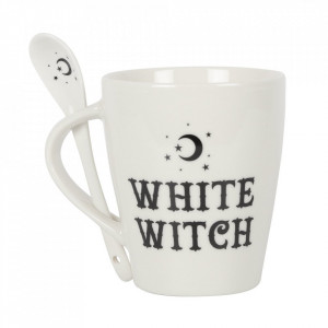 Cana din ceramica de culoare alba ce are model cu text negru ,,White Witch" si o luna cu stelele, cu o lingurita asezata in suportul din toarta canii, iar dimensiunea este de 10 cm.